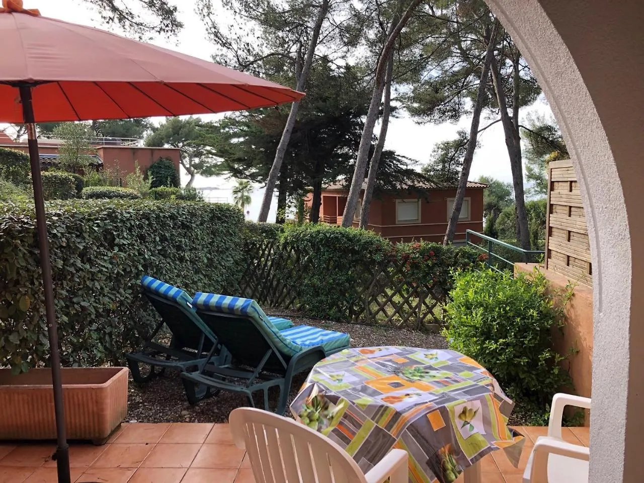 50m Plage T2 Grande Terrasse Vue Mer Climatisé Piscine Chauffée, Parking clos gratuit Sanary-sur-Mer 0*,  Francia